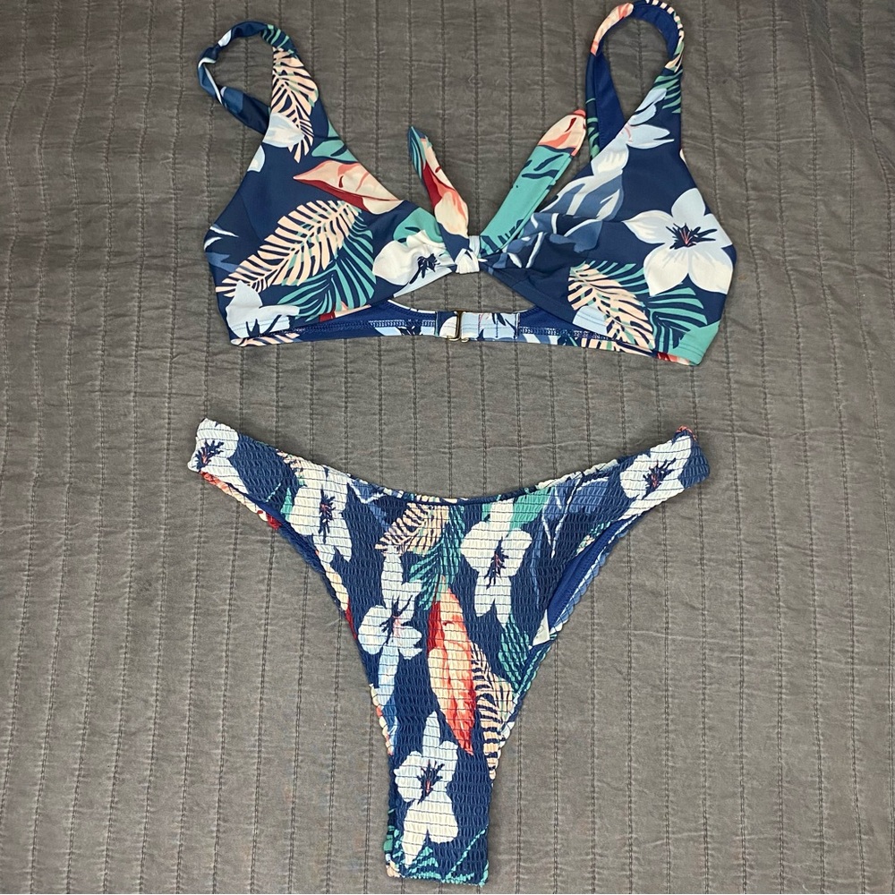 Hollister Floral Bikini 👙 Top + bottom - Picture 4 of 11
